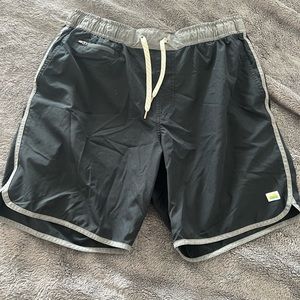Men’s large Vuori hybrid shorts. Can be worn as shorts or bathing suit